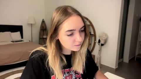 Snapshot of roxysweetdream chatting on 24, 3, 2026 Roxy online show from 24, 3, 2026