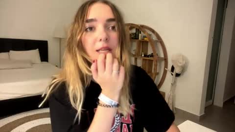 Snapshot of roxysweetdream chatting on 29, 3, 2026 Roxy online show from 29, 3, 2026