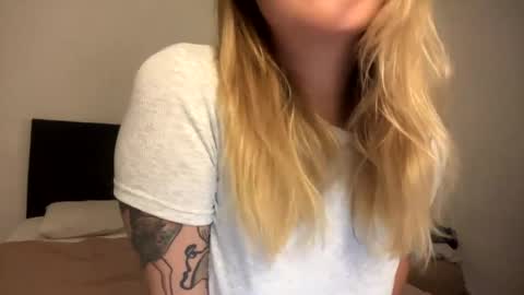 Snapshot of roxysweetdream chatting on 10, 4, 2026 Roxy online show from 10, 4, 2026