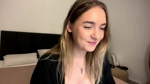 Snapshot of roxysweetdream chatting on 17, 4, 2026 Roxy online show from 17, 4, 2026