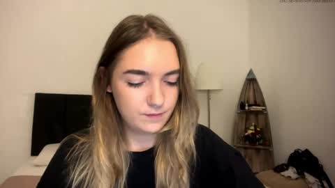 Snapshot of roxysweetdream chatting on 24, 4, 2026 Roxy online show from 24, 4, 2026