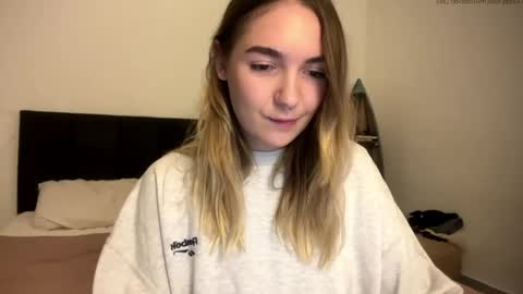 Snapshot of roxysweetdream chatting on 28, 4, 2026 Roxy online show from 28, 4, 2026