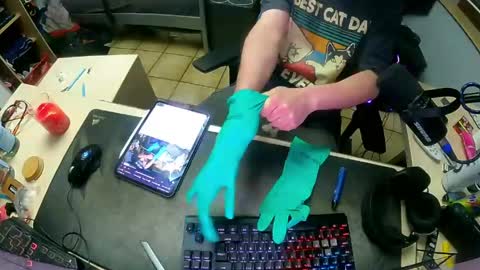rubberglovebird online show from 9, 5, 2026