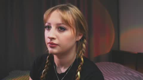 Snapshot of rue_novella chatting on 3, 4, 2026 Mila online show from 3, 4, 2026