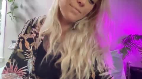 Snapshot of s639713 chatting on 13, 10, 2025 KumKitten online show from 13, 10, 2025