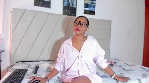 Snapshot of samaraa_smith1 chatting on 19, 5, 2026 samaraa_smith1 online show from 19, 5, 2026