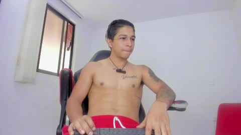 Snapshot of sammy_and_mike_ls chatting on 4, 4, 2026 Sophie y Mark online show from 4, 4, 2026