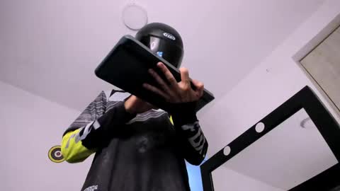 Snapshot of samuel_suarez chatting on 21, 4, 2026 online show from 21, 4, 2026