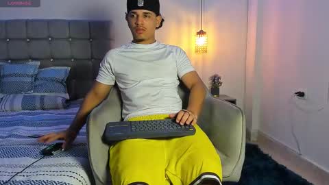Snapshot of samxx_muscle chatting on 5, 10, 2025 samxx_muscle online show from 5, 10, 2025