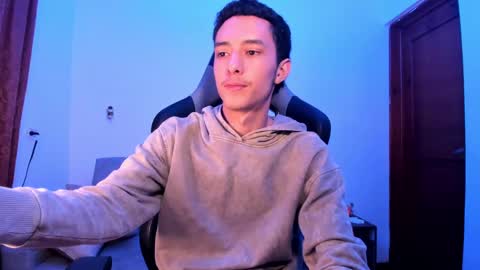 santi_twink19 online show from 11, 12, 2024