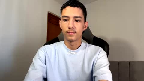 santi_twink19 online show from 7, 1, 2025