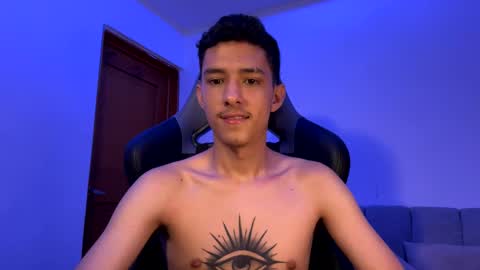 santi_twink19 online show from 9, 1, 2025