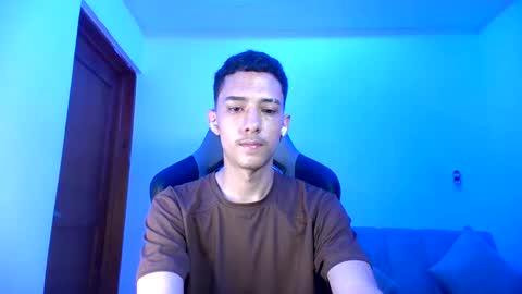 santi_twink19 online show from 1, 2, 2025