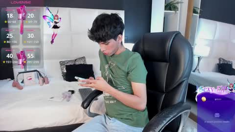 Snapshot of santy_carrington chatting on 7, 12, 2024 Santiago Carrington online show from 7, 12, 2024