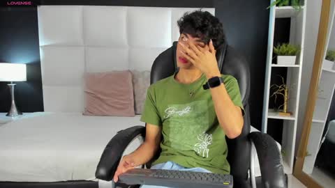 Snapshot of santy_carrington chatting on 19, 12, 2024 Santiago Carrington online show from 19, 12, 2024