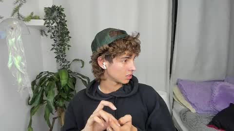 Snapshot of santy_kitty chatting on 18, 12, 2025 kitty online show from 18, 12, 2025