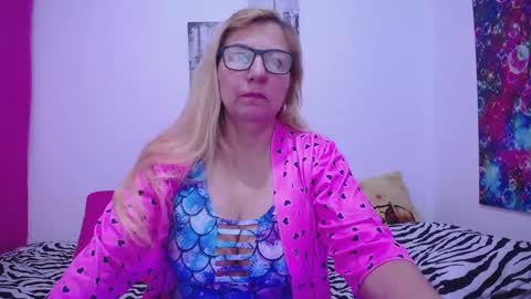 Snapshot of sara211 chatting on 4, 1, 2025 sara online show from 4, 1, 2025