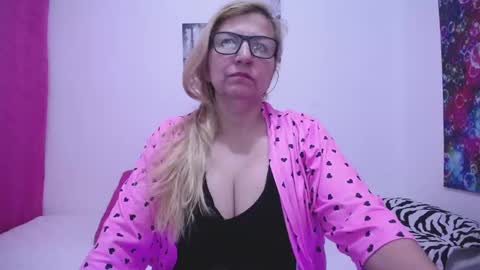 Snapshot of sara211 chatting on 8, 1, 2025 sara online show from 8, 1, 2025