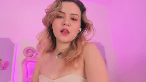 Snapshot of sara__williams chatting on 8, 11, 2025 Sara online show from 8, 11, 2025