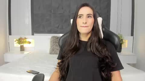 Snapshot of saragomez_1 chatting on 8, 10, 2025 Sara Gomez online show from 8, 10, 2025