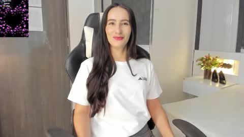 Snapshot of saragomez_1 chatting on 2, 12, 2025 Sara Gomez online show from 2, 12, 2025