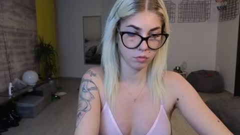 sarahcamsx online show from 18, 6, 2026