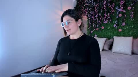 Sarah Deyvis online show from 2, 12, 2025