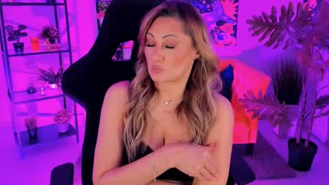 Divine Sarah NONUDE model online show from 27, 2, 2025