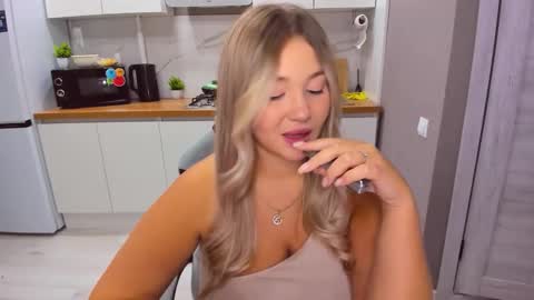Snapshot of sarahmils chatting on 15, 9, 2025 Sarah online show from 15, 9, 2025