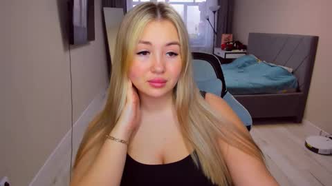 Snapshot of sarahmils chatting on 5, 4, 2026 Sarah online show from 5, 4, 2026