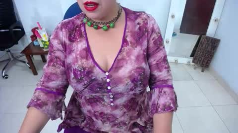 Saraloves online show from 25, 10, 2025