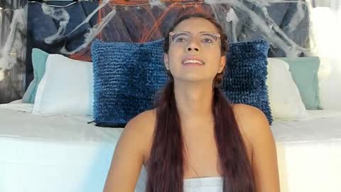 Snapshot of sarasaenz_99 chatting on 25, 10, 2025 Sara online show from 25, 10, 2025