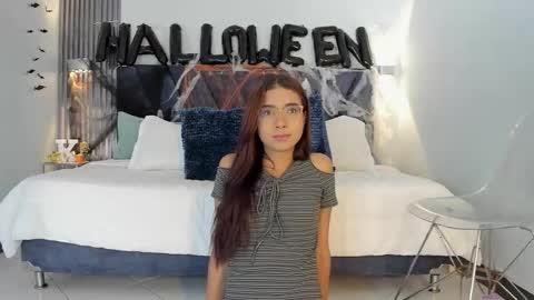 Snapshot of sarasaenz_99 chatting on 27, 10, 2025 Sara online show from 27, 10, 2025