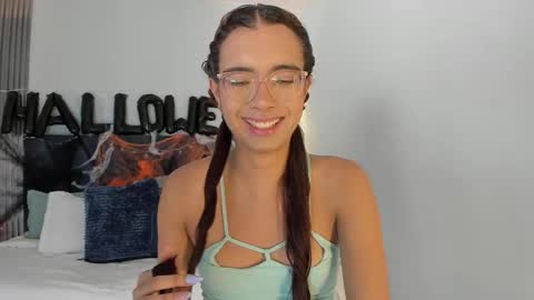 Snapshot of sarasaenz_99 chatting on 28, 10, 2025 Sara online show from 28, 10, 2025