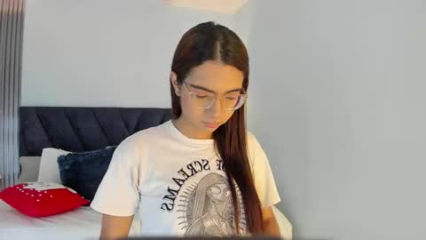 Snapshot of sarasaenz_99 chatting on 8, 11, 2025 Sara online show from 8, 11, 2025