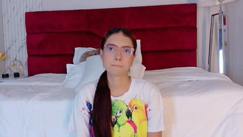 Snapshot of sarasaenz_99 chatting on 2, 12, 2025 Sara online show from 2, 12, 2025