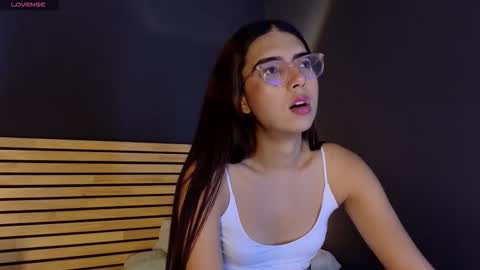 Snapshot of sarasaenz_99 chatting on 18, 12, 2025 Sara online show from 18, 12, 2025