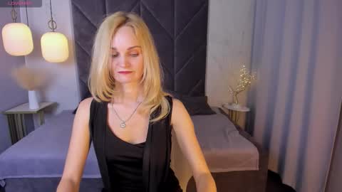 Snapshot of sarasubtlety chatting on 11, 9, 2025 Sara online show from 11, 9, 2025