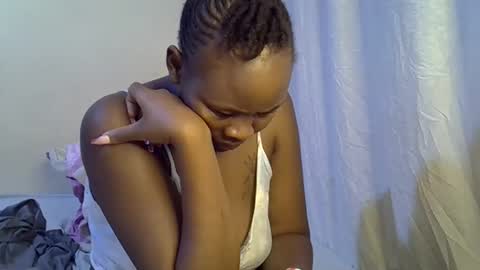 Snapshot of sassy_bella chatting on 7, 10, 2025 sassy_bella online show from 7, 10, 2025