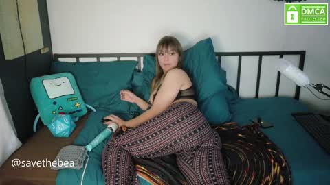 Snapshot of savethebea chatting on 25, 4, 2026 Bea online show from 25, 4, 2026