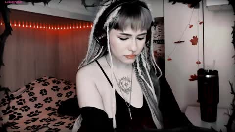 pronoun she. name Mary. age 21. online show from 6, 1, 2025