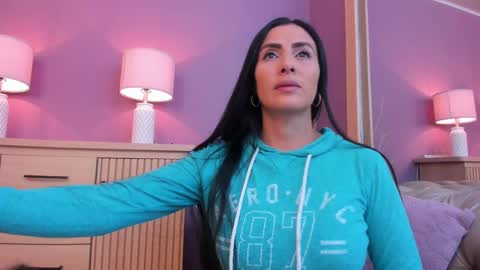 Scarlet Edwars online show from 7, 3, 2025