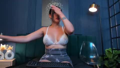 Scarlet Edwars online show from 12, 9, 2025