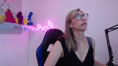 Snapshot of scarlett_079 chatting on 8, 11, 2025 Scarlett online show from 8, 11, 2025