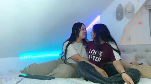 Scarlett and Jazmin online show from 25, 9, 2025