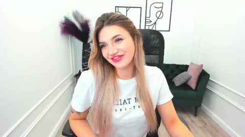 Snapshot of selenaemoore chatting on 28, 9, 2025 selenaemoore online show from 28, 9, 2025