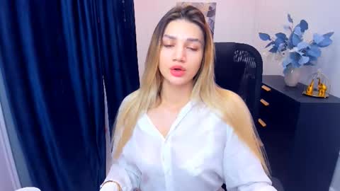 Snapshot of selenaemoore chatting on 11, 11, 2025 selenaemoore online show from 11, 11, 2025