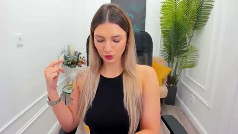 Snapshot of selenaemoore chatting on 14, 11, 2025 selenaemoore online show from 14, 11, 2025