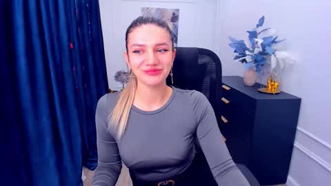 Snapshot of selenaemoore chatting on 16, 11, 2025 selenaemoore online show from 16, 11, 2025