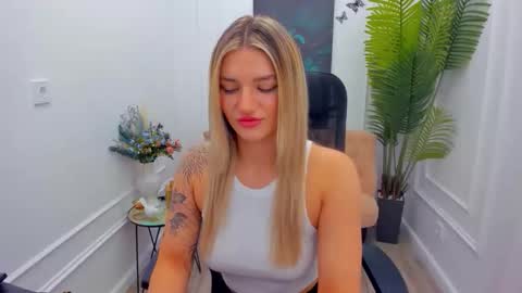 Snapshot of selenaemoore chatting on 21, 11, 2025 selenaemoore online show from 21, 11, 2025